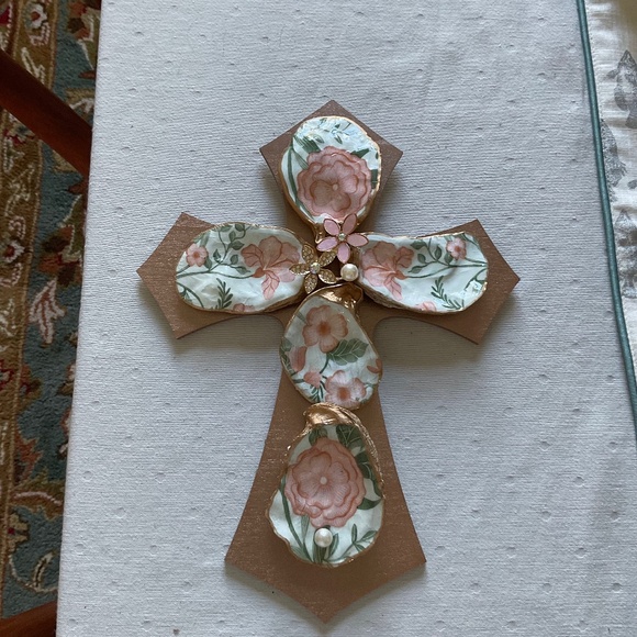 Real Oyster Shell Cross Wall Hanging - Picture 1 of 4
